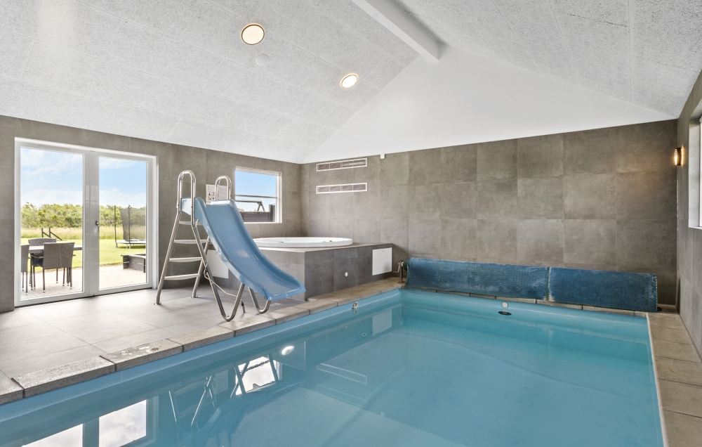 Das Ferienhaus 193 hat einen schicken Poolbereich mit Wasserrutsche, einem geräumigen, eingelassenen Whirlpool und einer Sauna.