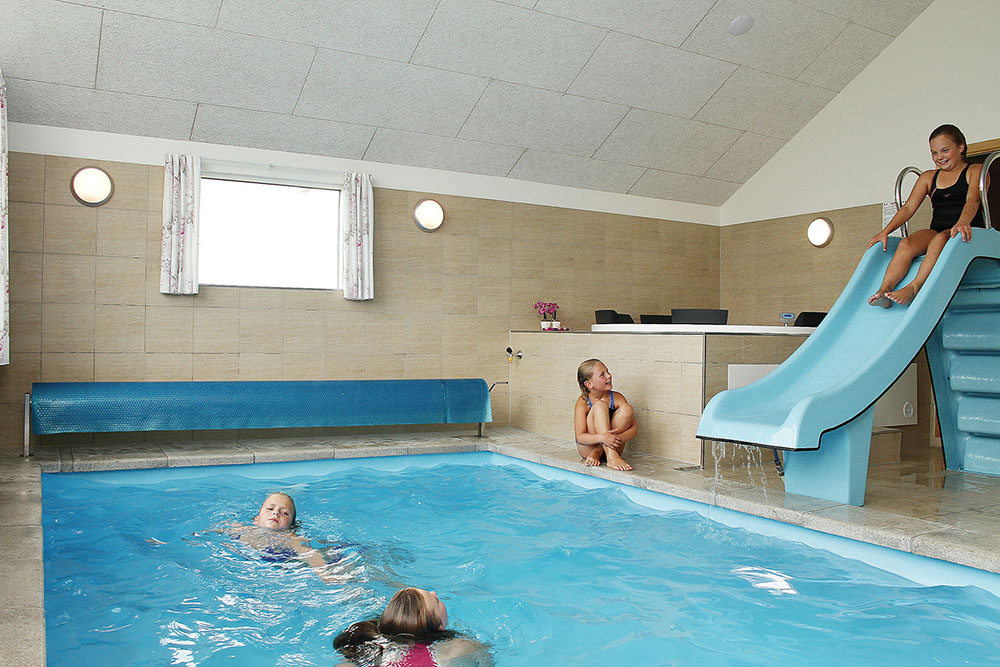 Der tolle Poolbereich bietet neben dem Swimmingpool mit Wasserrutsche einen Whirlpool für 4-6 Personen und eine Sauna