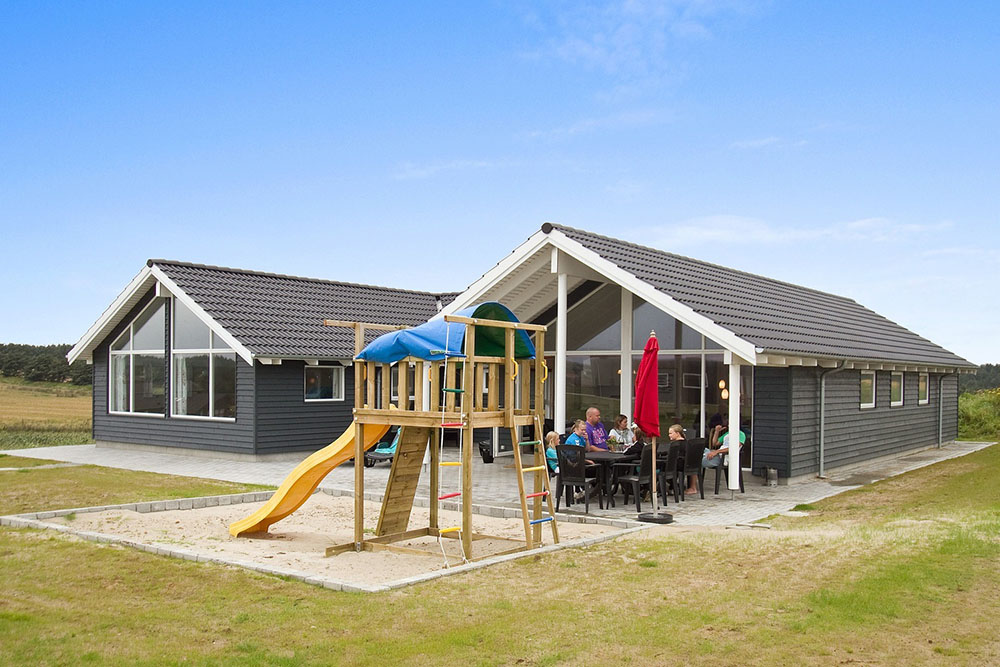 Die große und teilweise überdachte Terrasse des Hauses lädt mit bequemen Gartenmöbeln zu schönen Grillabenden ein. Die Kinder freuen sich draußen über Schaukel, Sandkiste und Trampolin
