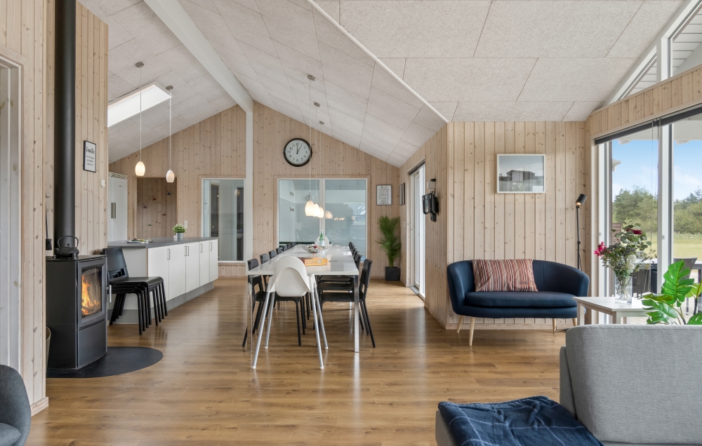 Aufenthaltsraum mit Platz für 18 im Luxusferienhaus Nr. 304.