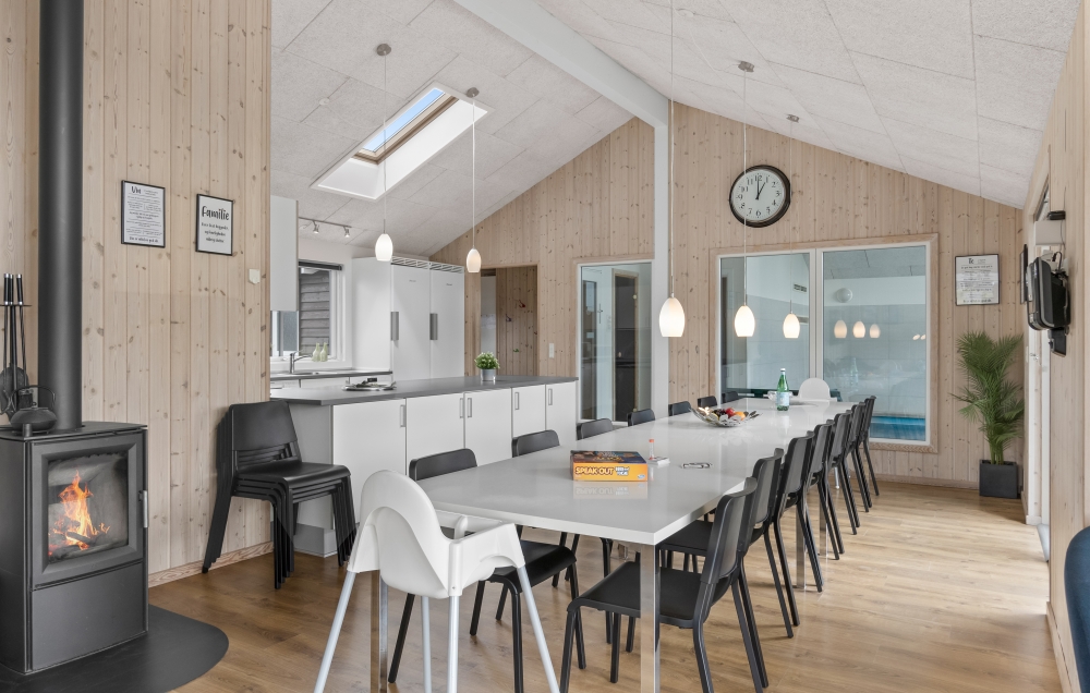 Der Aufenthaltsraum bietet Platz für 18 Personen, wenn ihr das Ferienhaus 304 in Nordjütland besucht.