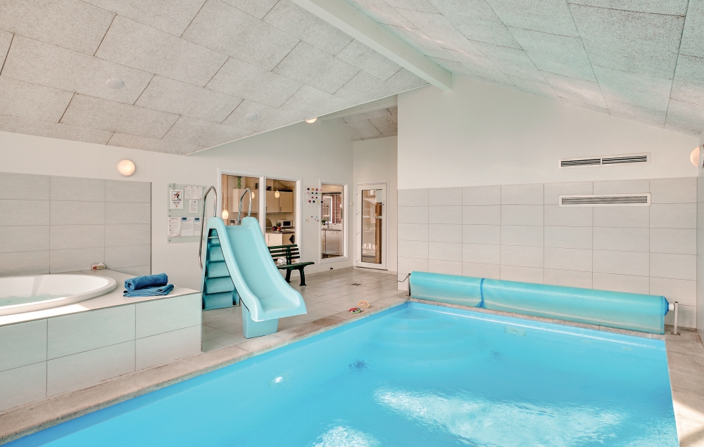 Das Ferienhaus 304 hat einen schicken Poolbereich mit Wasserrutsche, einem geräumigen, eingelassenen Whirlpool und einer Sauna.