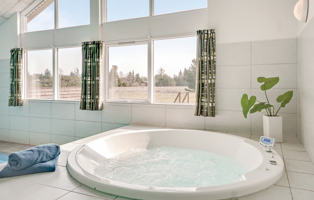 Genießen Sie den warmen Whirlpool im Luxusferienhaus Nr. 304 in Nordjütland