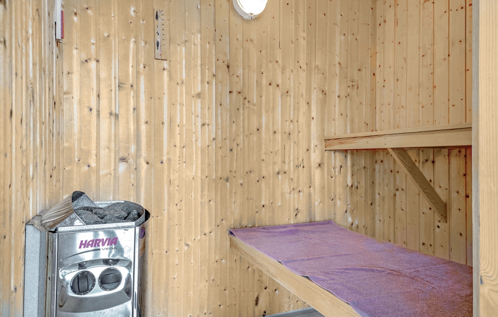 Genießen Sie die heiße Sauna im Luxusferienhaus Nr. 304 für 18 Personen