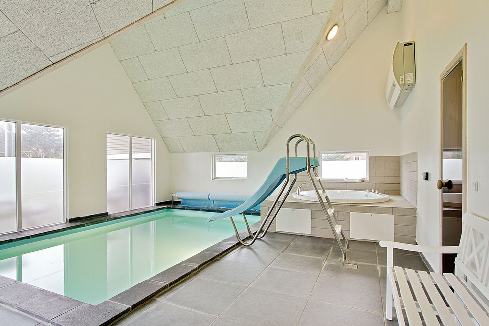 Der große Swimmingpool mit Wasserrutsche lädt zu stundenlangem Planschen und Baden ein. Danach kann im Whirlpool und in der Sauna herrlich relaxt werden
