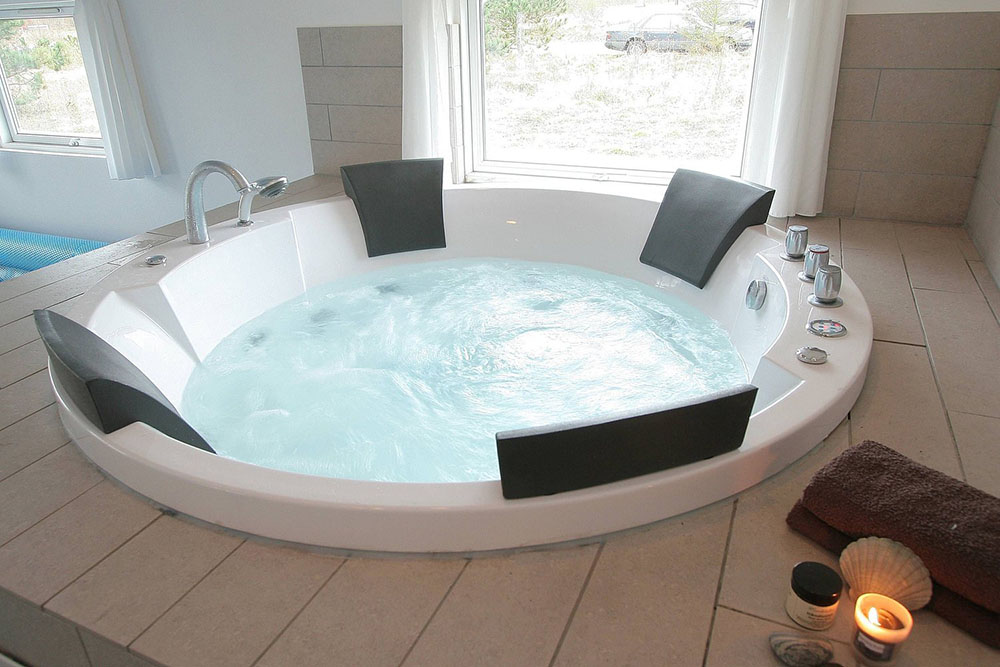 Willkommen im Wellnessparadies. Dieser geräumige Whirlpool bietet 4-6 Personen Platz zum Entspannen