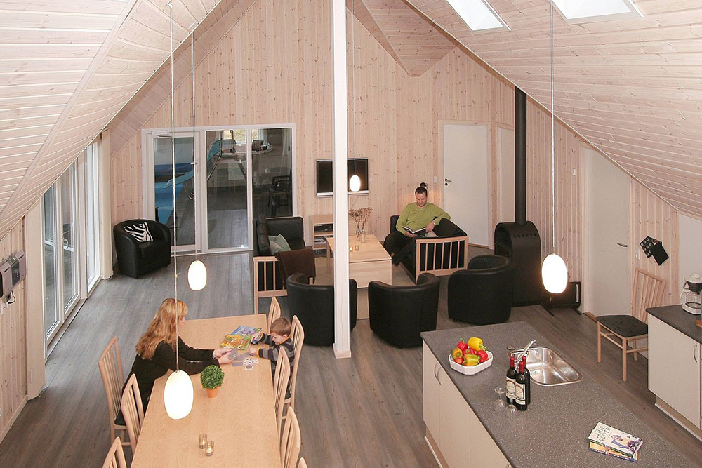 Der Sammelpunkt des Hauses ist die zentrale Wohnküche mit Kochbereich, Speisetisch und Sofagruppe