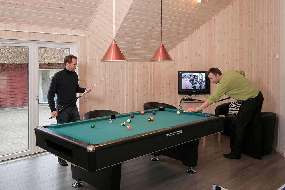 Im großen Aktivitätenraum des Hauses können Billard, Dart, Kicker und Tischtennis gespielt werden