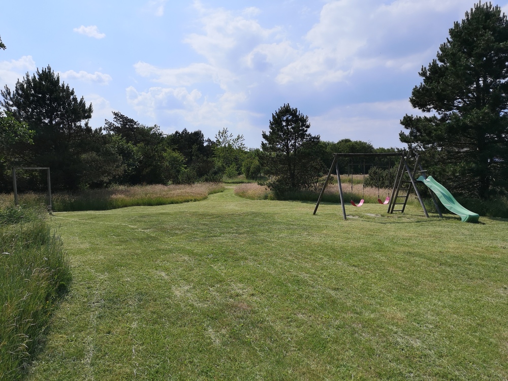 Zu dem attraktiven Ferienhaus Nr. 182 in Südjütland gehört auch ein tolles Angebot im Außenbereich, z. B. Spieleturm und Schaukeln