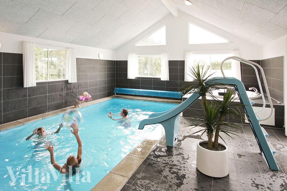 Der Poolbereich ist ein Eldorado für Wasserfans. Der große Swimmingpool ist mit Gegenstromanlage, Unterwasserbeleuchtung, Wasserrutsche und einer Römischen Treppe ausgestattet