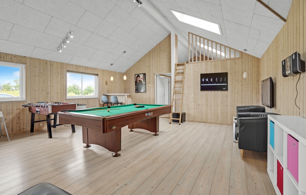 Neben den vielen schönen Stunden, die man im Poolbereich des Hauses verbringen kann, bietet das Luxusferienhaus 271 auch Spielevergnügen bei Billard/Tischtennis und Darts