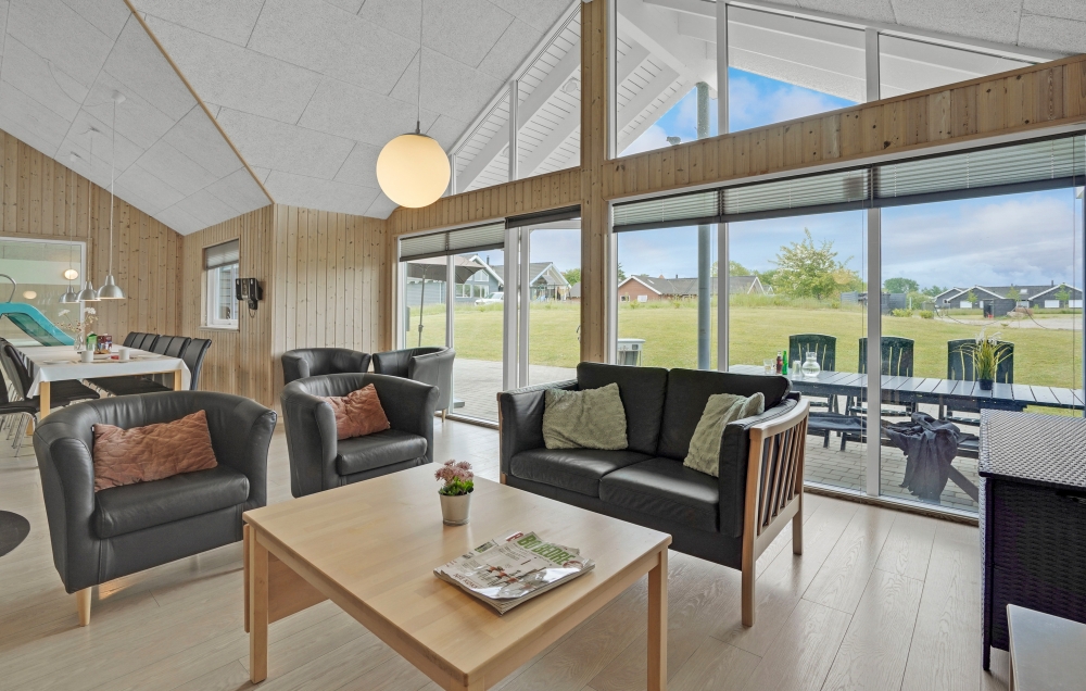 Die Couch im Luxusferienhaus Nr. 271 in Südjütland lädt zu Gesellschaftsspielen oder zu Kinoabenden ein.