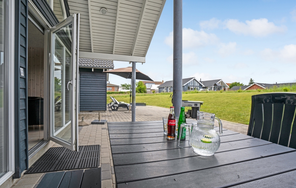 Genießen Sie einen Grillabend auf der Terrasse des Luxusferienhauses Nr. 271 in Südjütland