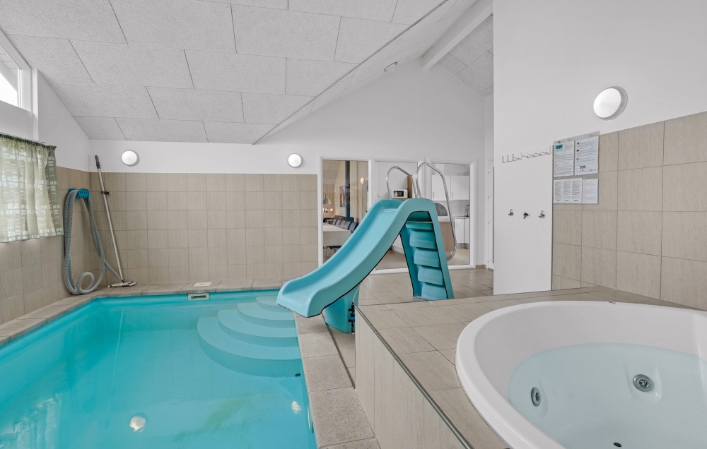 Das Ferienhaus 271 hat einen schicken Poolbereich mit Wasserrutsche, einem geräumigen, eingelassenen Whirlpool und einer Sauna.