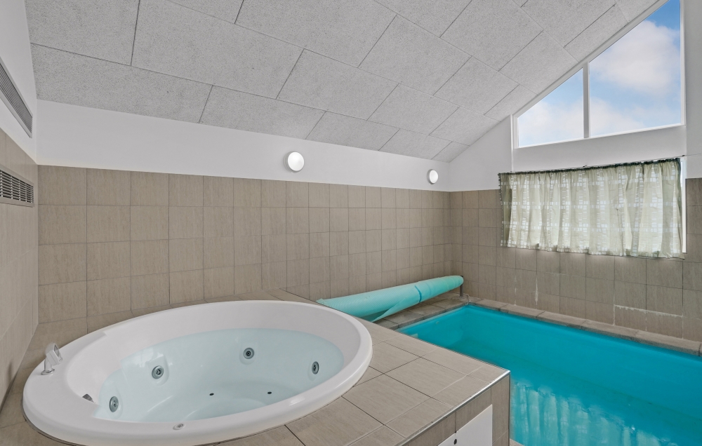 Genießen Sie den warmen Whirlpool im Luxusferienhaus Nr. 271 in Südjütland