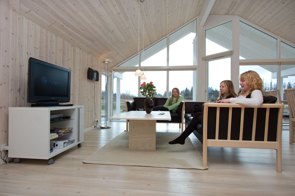 Das Wohnzimmer mit Sofagruppe und Esstisch ist der natürliche Sammelpunkt des Hauses