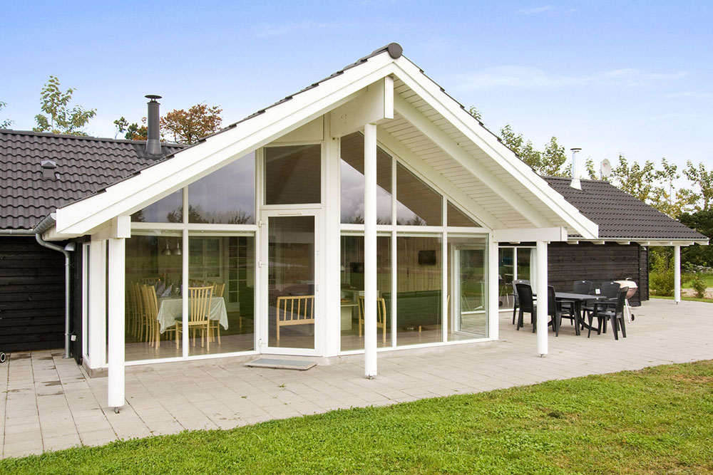 Auf der großen, teilweise überdachten Terrasse des Hauses kann gemütlich gegrillt und der Sommer bei einem Sonnenbad genossen werden