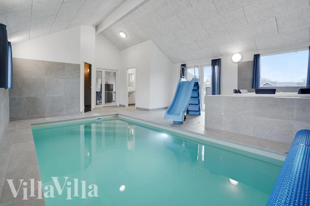 Der schicke Pool im Luxusferienhaus Nr. 234 für 18 Personen