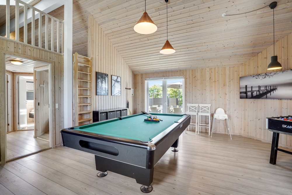 Neben den vielen schönen Stunden, die man im Poolbereich des Hauses verbringen kann, bietet das Luxusferienhaus 246 auch Spielevergnügen bei Billard/Tischtennis und Darts