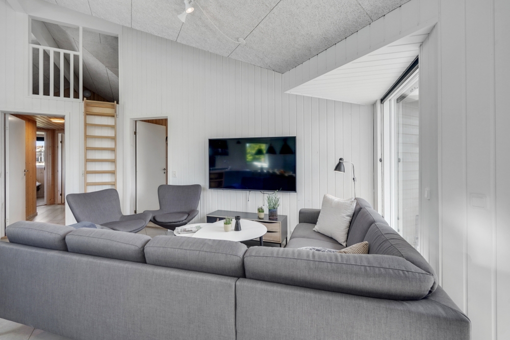 Die Couch im Luxusferienhaus Nr. 246 in Südjütland lädt zu Gesellschaftsspielen oder zu Kinoabenden ein.