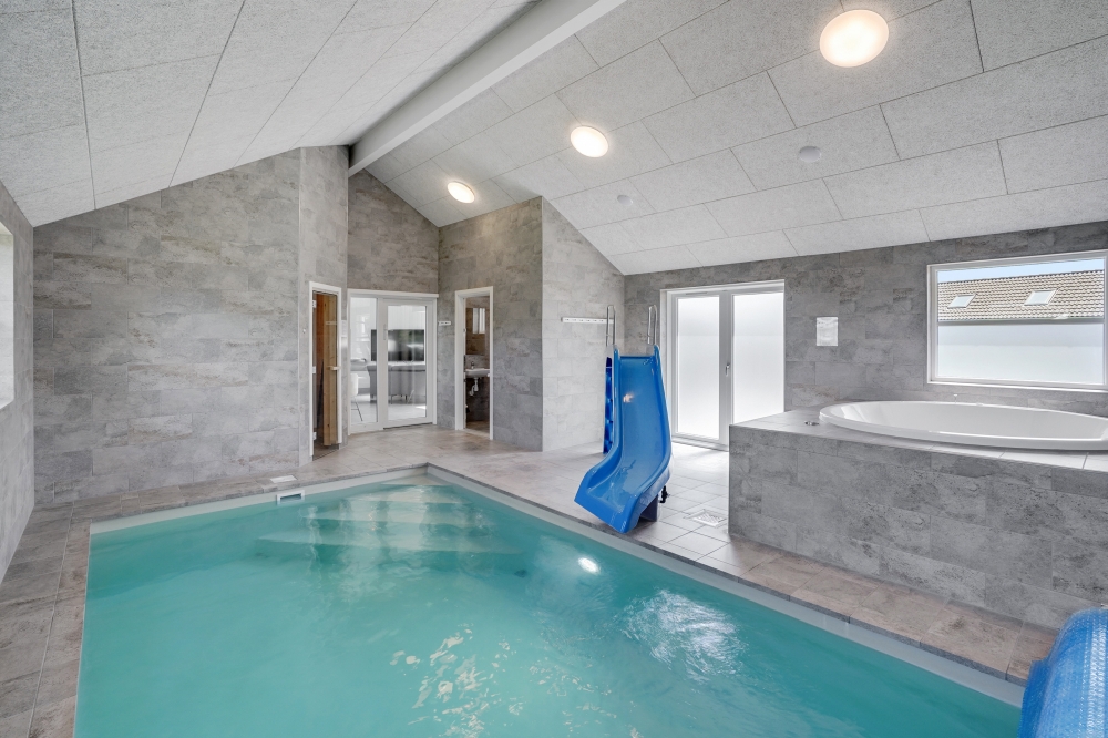 Das Ferienhaus 246 hat einen schicken Poolbereich mit Wasserrutsche, einem geräumigen, eingelassenen Whirlpool und einer Sauna.