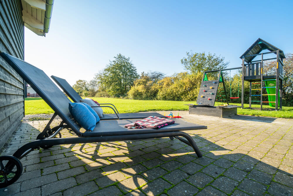 Genießen Sie einen Grillabend auf der Terrasse des Luxusferienhauses Nr. 241 in Südjütland