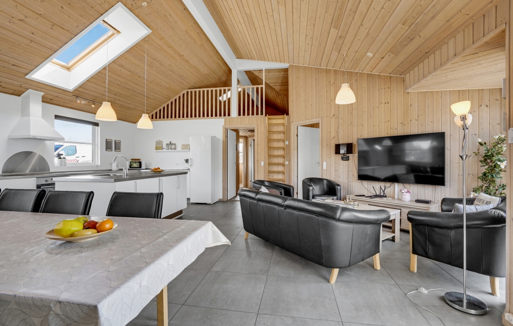 Aufenthaltsraum mit Platz für 16 im Luxusferienhaus Nr. 241.
