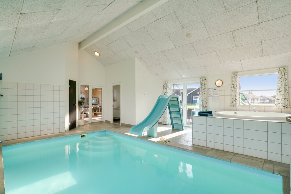 Das Ferienhaus 241 hat einen schicken Poolbereich mit Wasserrutsche, einem geräumigen, eingelassenen Whirlpool und einer Sauna.