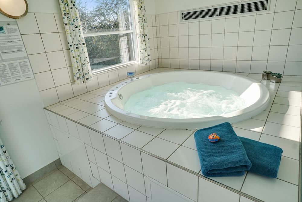 Genießen Sie den warmen Whirlpool im Luxusferienhaus Nr. 241 in Südjütland