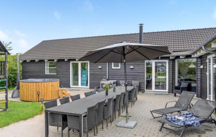 Zu dem attraktiven Ferienhaus Nr. 241 in Südjütland gehört auch ein tolles Angebot im Außenbereich, z. B. Spieleturm und Schaukeln