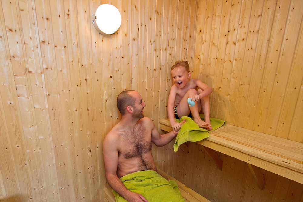 Wer nach der puren Entspannung sucht, kann in den Whirlpool springen und danach in der Sauna faulenzen