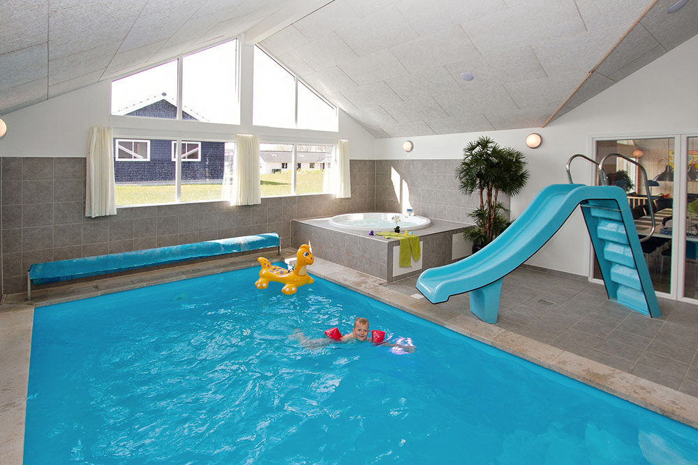 Große wie kleine Wasserfreunde können sich stundenlang im 19 m2 großen Pool mit römischer Treppe, Gegenstromanlage und Wasserrutsche vergnügen