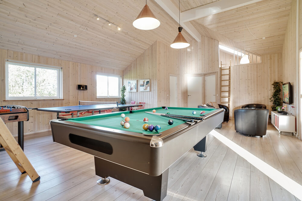 Das Luxusferienhaus 237 für 20 Personen hat einen großen Aktivitätsraum mit u. a. Billard und Darts