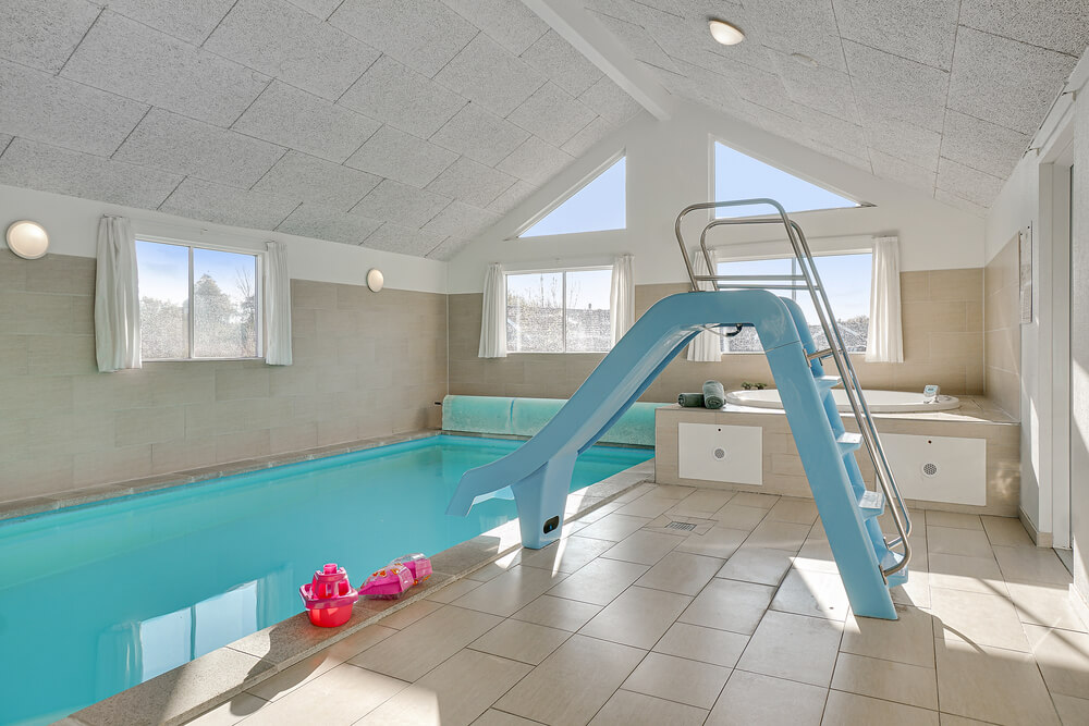 Das Ferienhaus 237 hat einen schicken Poolbereich mit Wasserrutsche, einem geräumigen, eingelassenen Whirlpool und einer Sauna.