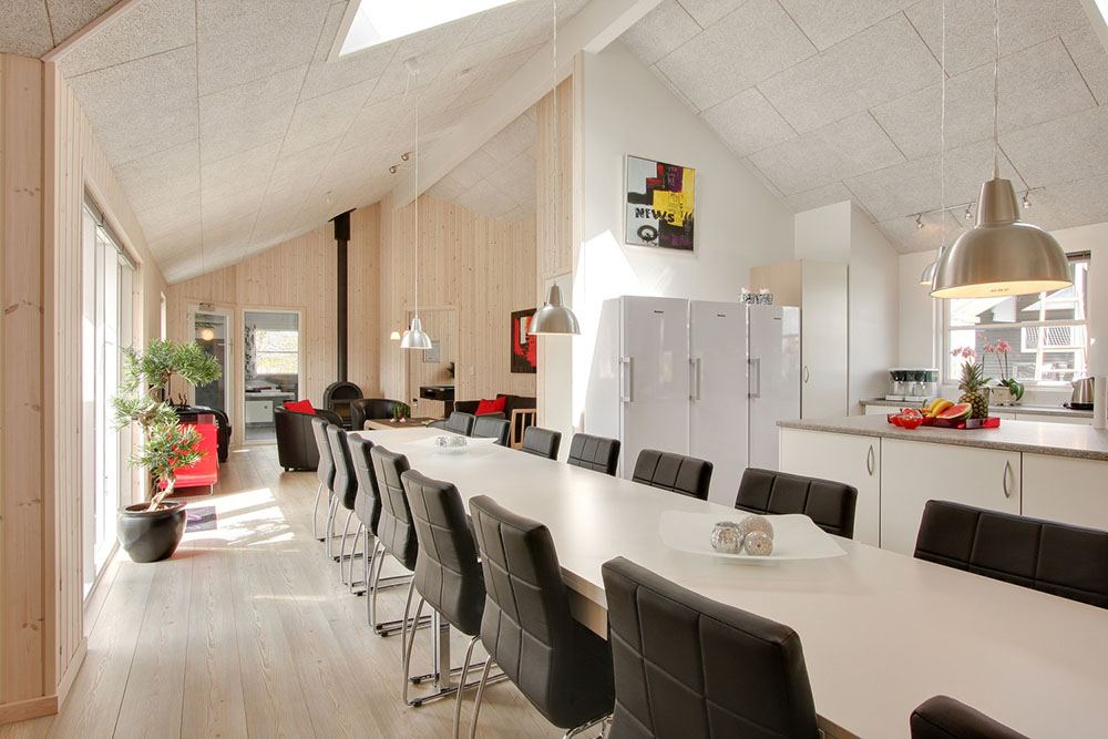 Das Wohnzimmer ist wundervoll lichtdurchflutet und geräumig und bildet denn natürlichen Sammelpunkt der Anlage