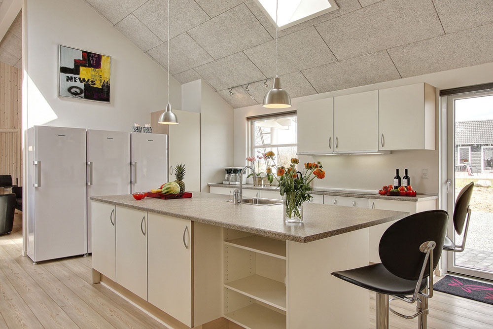 Die Küche ist gut eingerichtet, so dass alles vorhanden ist, was man zum Kochen im Urlaub benötigt. An der Waschinsel ist genügend Platz für Helfer und Topfgucker