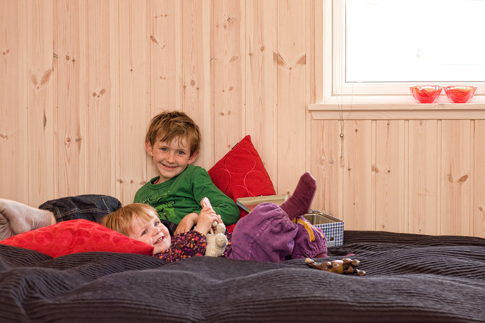 Die Schlafzimmer sind einladend eingerichtet mit Boxmatratzen und Einbauschränken