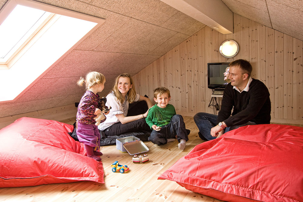 Kinder und Jugendliche können sich im großen Spielbereich unter dem Dachgiebel tummeln. Hier gibt es einen Flachbildfernseher mit DVD-Spieler und bequeme Sacksitze