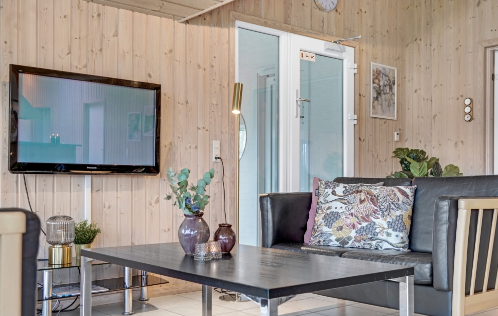 Die Couch im Luxusferienhaus Nr. 262 in Südjütland lädt zu Gesellschaftsspielen oder zu Kinoabenden ein.