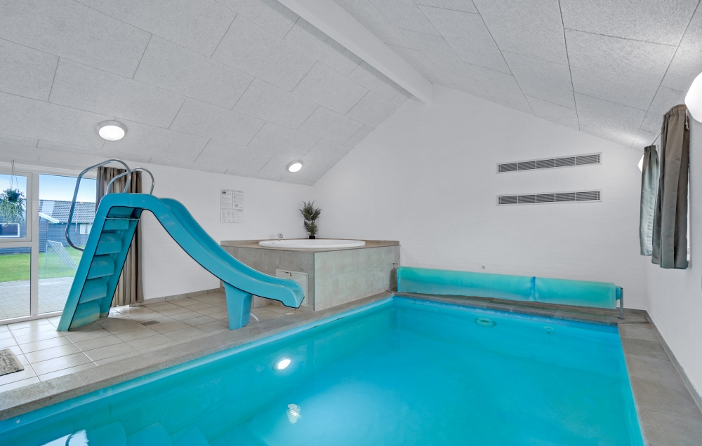 Das Ferienhaus 262 hat einen schicken Poolbereich mit Wasserrutsche, einem geräumigen, eingelassenen Whirlpool und einer Sauna.