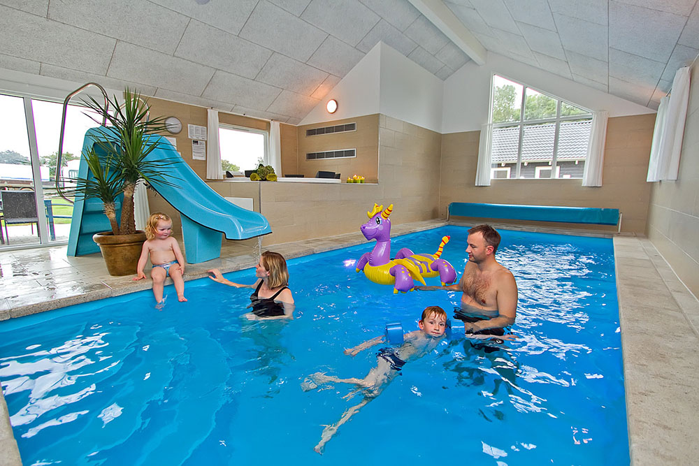 Der tolle Poolbereich bietet neben dem Swimmingpool mit Wasserrutsche einen Whirlpool für 4-6 Personen und eine Sauna