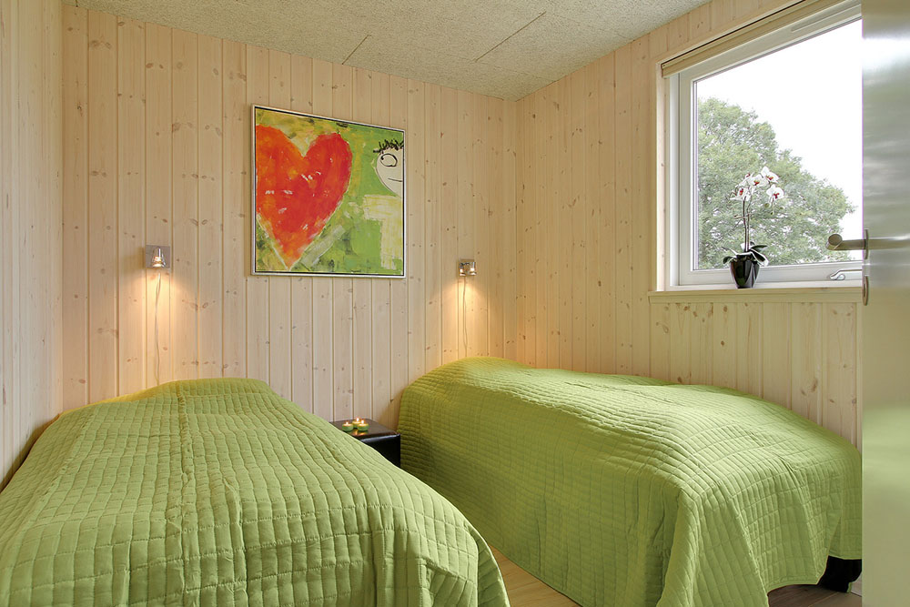 Die Schlafzimmer sind schön mit Einzel- oder Doppelbetten sowie Schränken eingerichtet