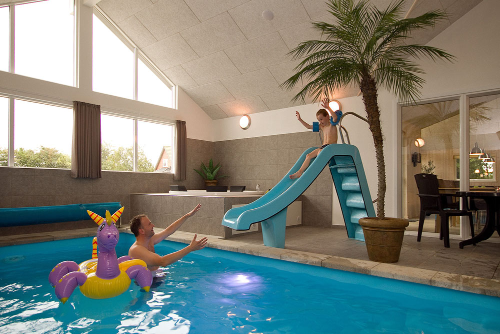 Im Swimmingpool des Hauses können die Gäste stundenlang Baden und Schwimmen. Hinterher geht's zur Entspannung in den Whirlpool oder in die Sauna