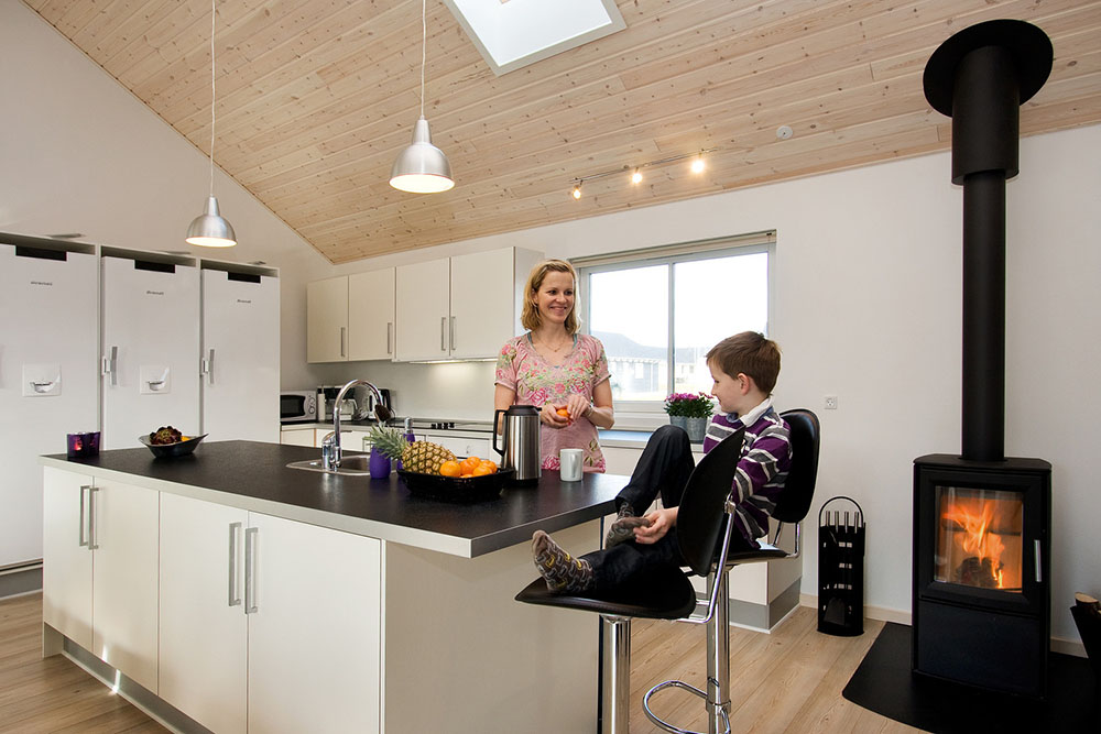 Viel Platz für gemütliches Kochen, Essen und Beisammensein: Das große Wohnzimmer in der Mitte des Hauses