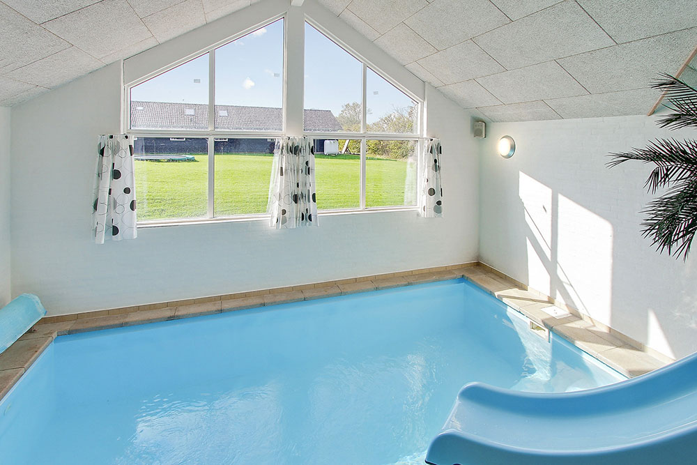 Das Hauseigene Badeland mit dem 15 m2 großen Swimmingpool (mit Wasserrutsche) und dem großen Whirlpool ist ein Traum für alle Wasserfreunde