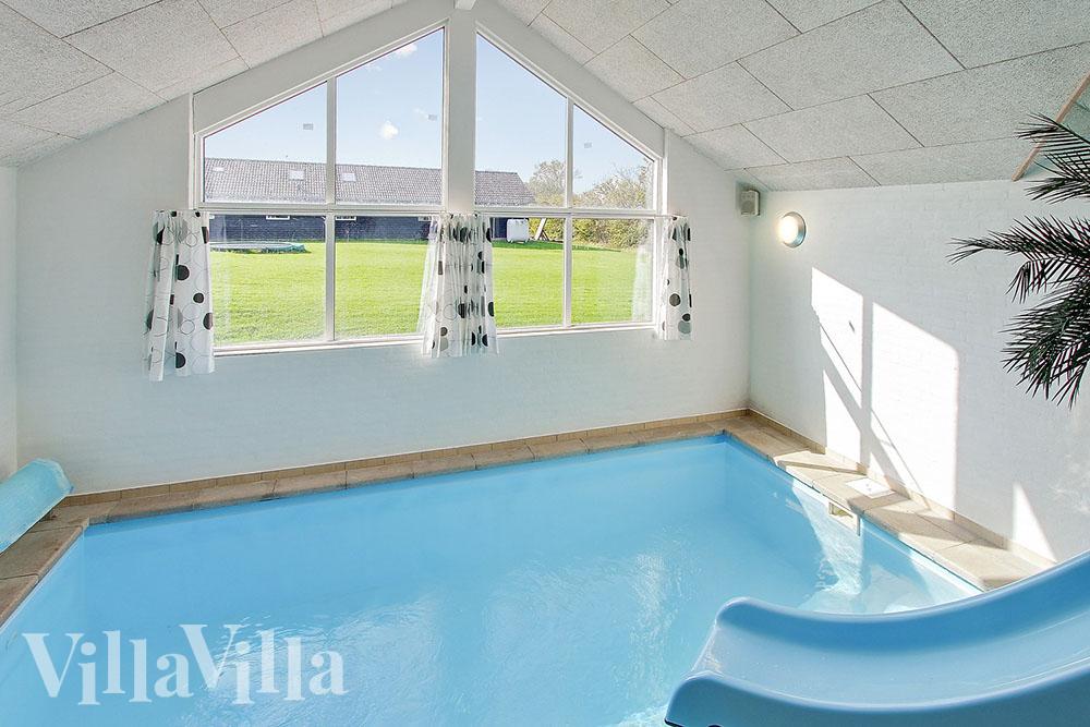 Das Hauseigene Badeland mit dem 15 m2 großen Swimmingpool (mit Wasserrutsche) und dem großen Whirlpool ist ein Traum für alle Wasserfreunde