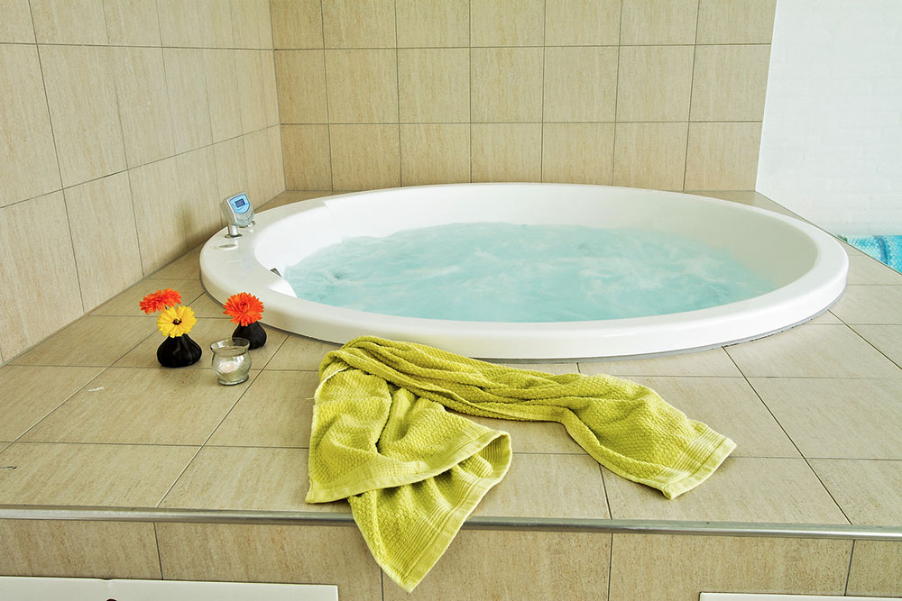 Nach der Schwimmtour können Sie sich im großen Whirlpool oder in der Sauna entspannen