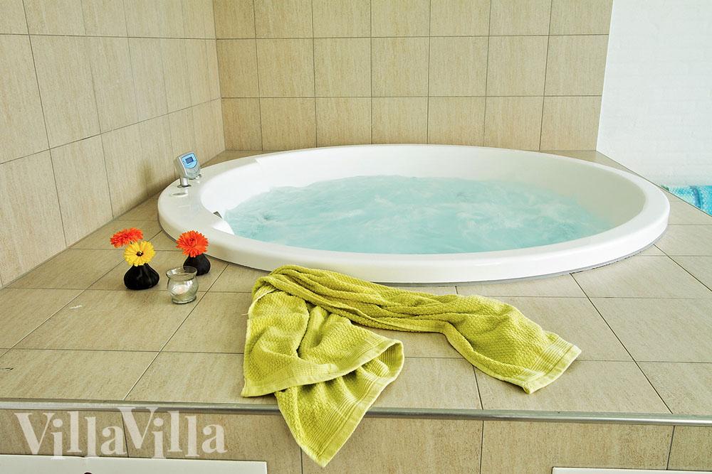 Nach der Schwimmtour können Sie sich im großen Whirlpool oder in der Sauna entspannen