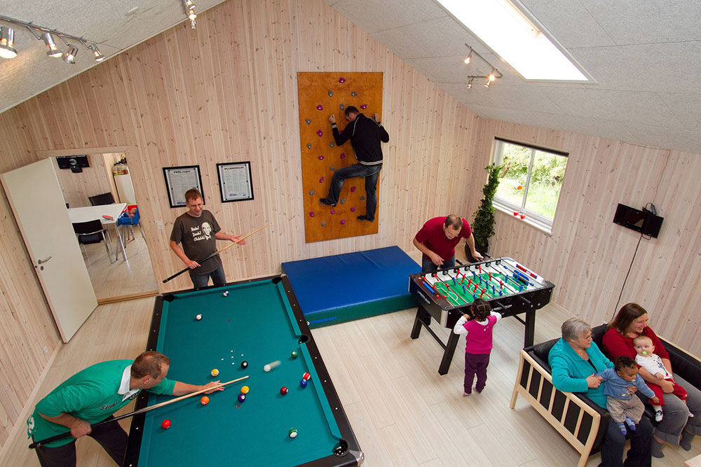 Im Aktivitätenraum des Hauses gibt es keine Entschuldigung mehr fürs Stillsitzen - hier darf auf der Wand geklettert werden !