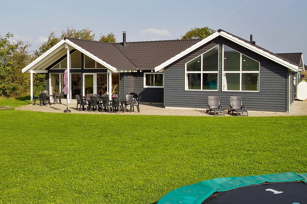 Draußen ist auch an die kleinsten Gäste gedacht: Es gibt sowohl eine Trampolin als auch ein Schaukelstativ. Das Haus verfügt über eine große Terrasse, auf der – wenn es das Wetter zulässt – ausgiebig gegrillt und sich entspannt werden kann